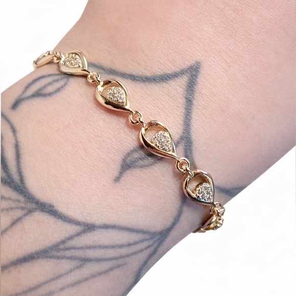 None Jewelry - Elegant Gold tone Bracelet